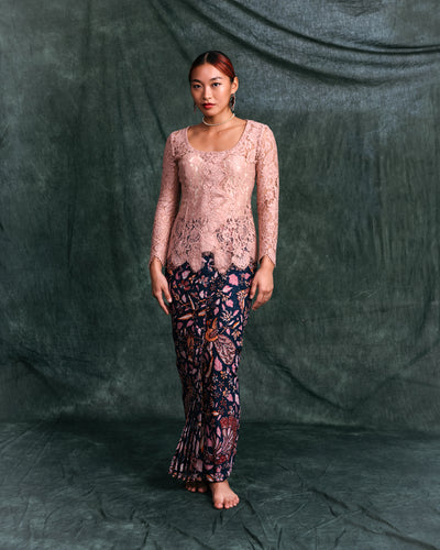 Lace kebaya top in rose